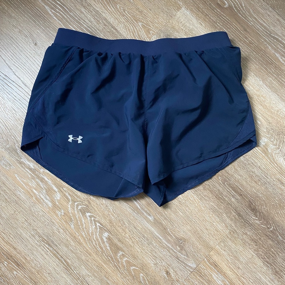 Under Armour women’s navy 2.0 running shorts. Size large